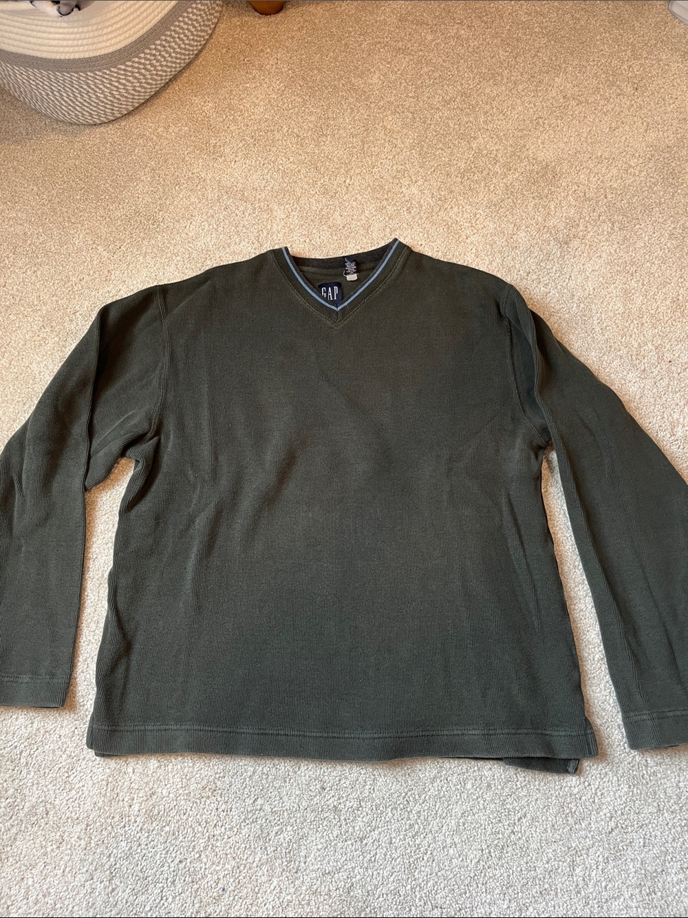 GAP Men's V-Neck Sweater in Olive